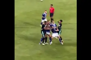 Briga entre jogadores do Betis e do Como em amistoso de pré-temporada (Foto: Reprodução)