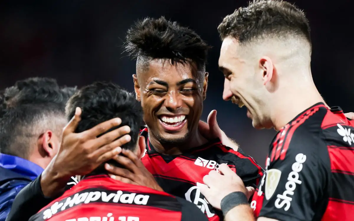 Bruno Henrique sorri após abrir o placar em Flamengo x Internacional