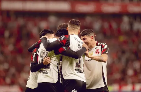 Com novo patrocínio master, uniforme do Flamengo passa a valer R$ 414 milhões (Foto: Adriano Fontes/Flamengo)