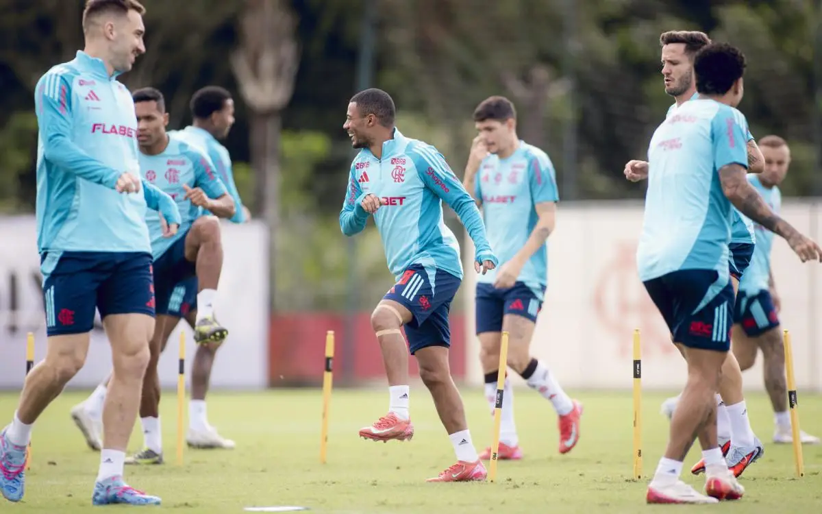 Com proteção no joelho esquerdo, Nico De La Cruz volta a treinar com o elenco principal