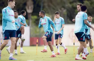 Com proteção no joelho esquerdo, Nico De La Cruz volta a treinar com o elenco principal (Foto: Adriano Fontes/Flamengo)