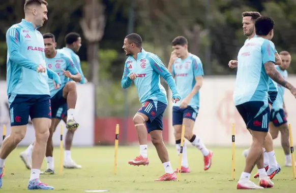Com proteção no joelho esquerdo, Nico De La Cruz volta a treinar com o elenco principal (Foto: Adriano Fontes/Flamengo)