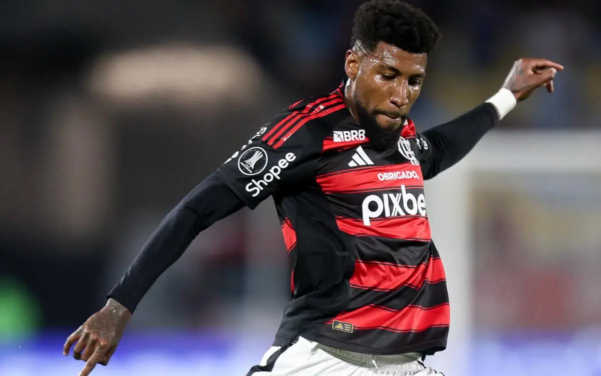 Emerson Royal em ação no jogo entre Flamengo e Internacional