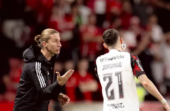 Filipe Luís conversa com Jorginho (Foto: Adriano Fontes/Flamengo)
