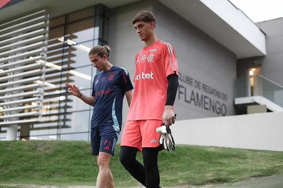 Filipe Luís e Léo Nannetti em treino do Flamengo