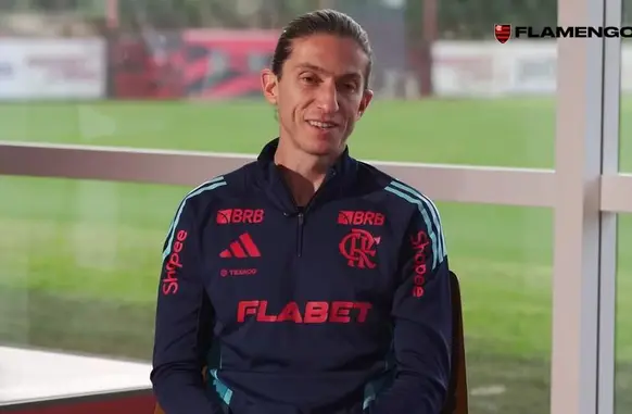 Filipe Luís em entrevista no Flamengo (Foto: Reprodução / FlamengoTV)
