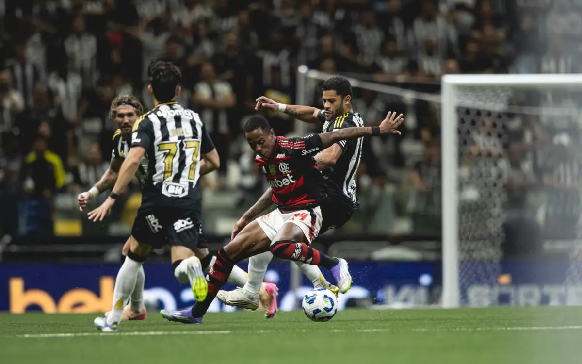 Hulk e Wallace Yan em ação no duelo entre Atlético-MG e Flamengo