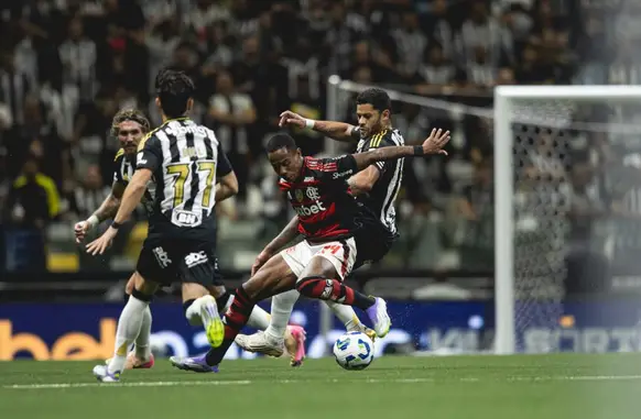 Hulk e Wallace Yan em ação no duelo entre Atlético-MG e Flamengo (Foto: Pedro Souza / Atlético-MG)