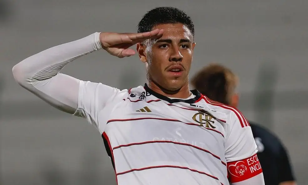 Iago comemora gol pelo Flamengo