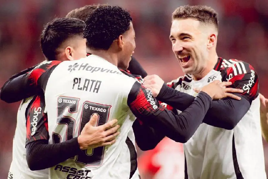 Jogadores do Flamengo comemorando gol contra o Internacional