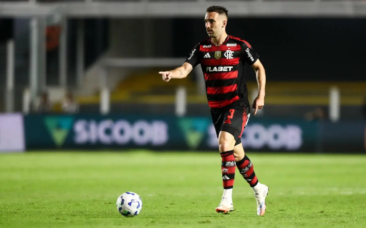 Léo Ortiz em ação contra o Santos na Vila Belmiro
