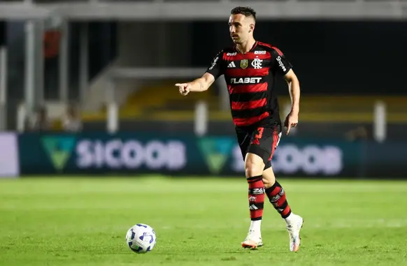 Léo Ortiz em ação contra o Santos na Vila Belmiro (Foto: Gilvan de Souza / Flamengo)
