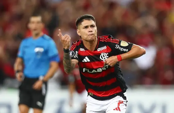 Luiz Araújo deve ser novidade no Flamengo contra o Inter (Foto: Gilvan de Souza e Adriano Fontes/Flamengo)