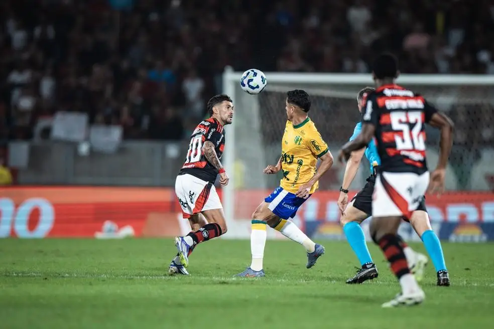 Momento do chapéu de Arrascaeta, do Flamengo, em Neto Moura, do Mirassol