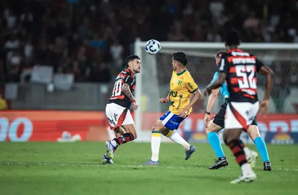 Momento do chapéu de Arrascaeta, do Flamengo, em Neto Moura, do Mirassol (Foto: Pedro Zacchi)