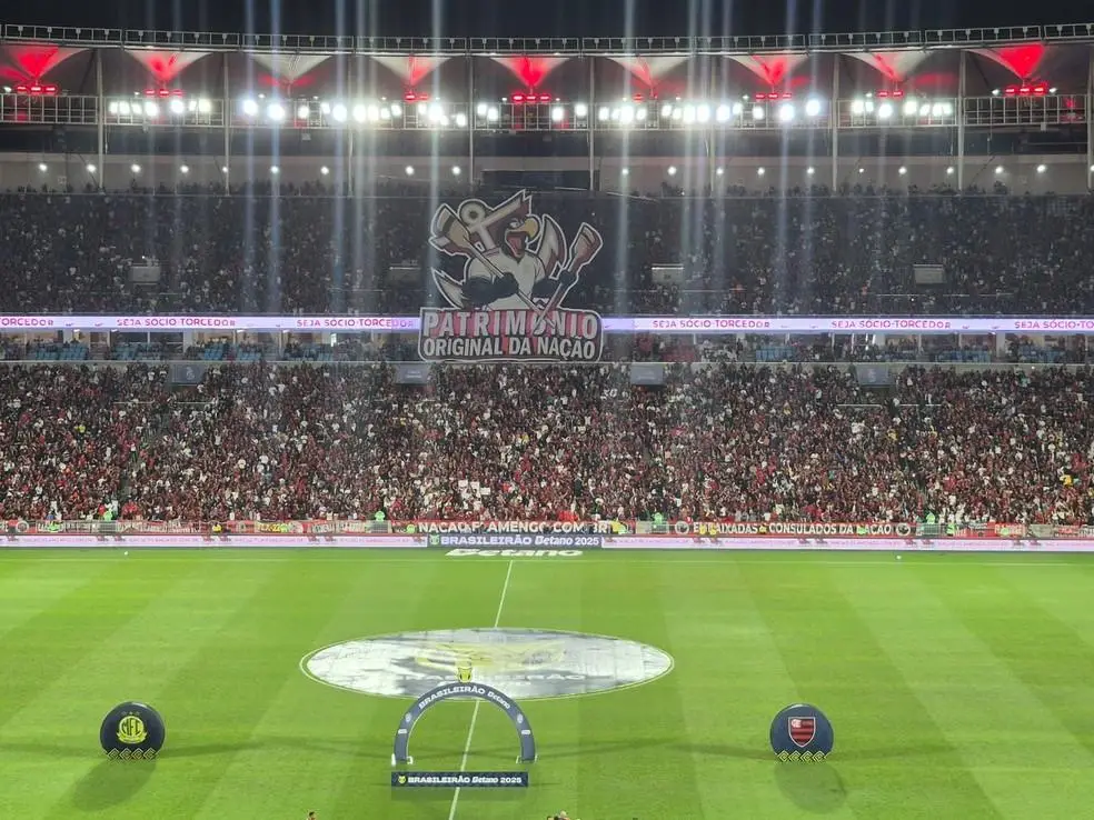 Mosaico da torcida do Flamengo na partida contra o Mirassol, pelo Brasileiro