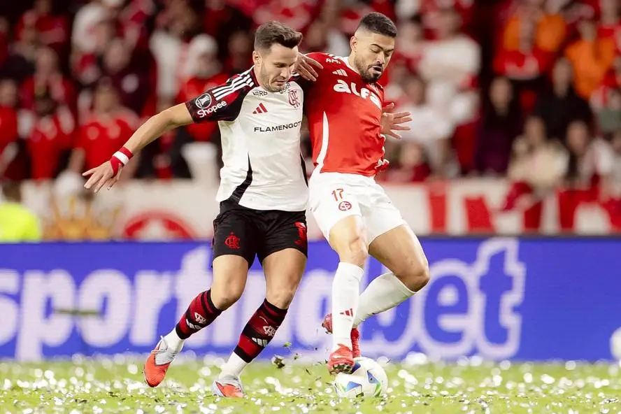 O espanhol Saúl foi um dos principais nomes do Flamengo na vitória por 2 a 0 contra o Internacional