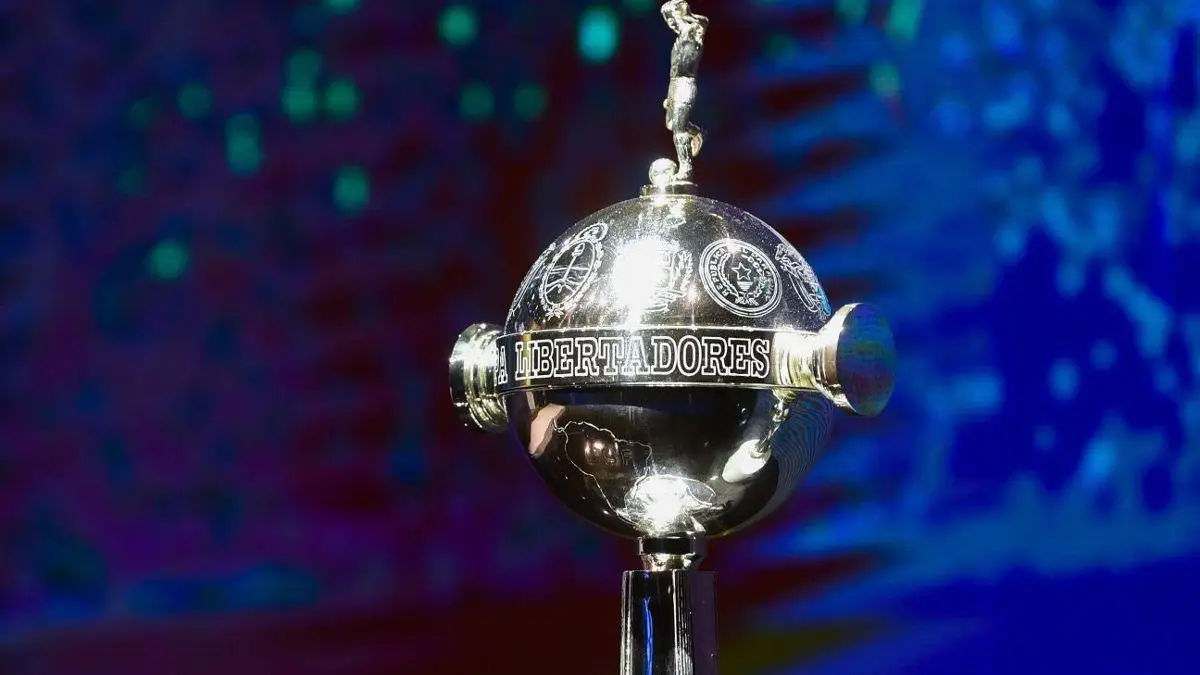 O troféu da Libertadores durante sorteio na sede da Conmebol