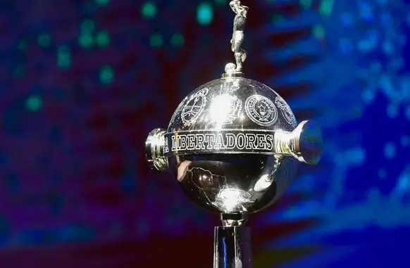 O troféu da Libertadores durante sorteio na sede da Conmebol (Foto: Staff Images/Conmebol)