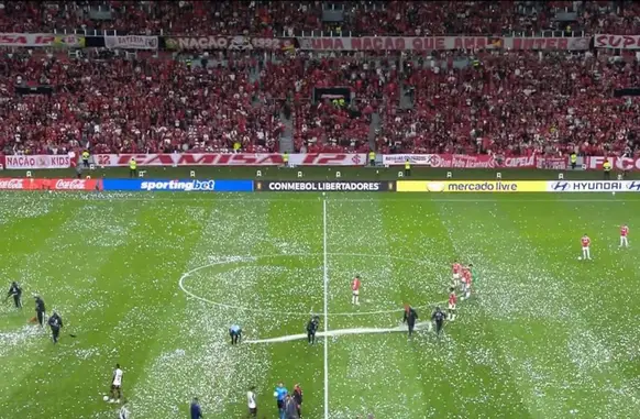 Papel picado no gramado do Beira-Rio (Foto: Reprodução/TV Globo)