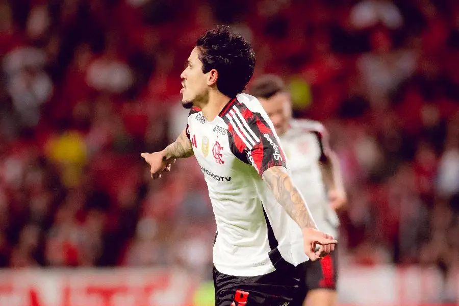 Pedro brilha e marca duas vezes para o Flamengo