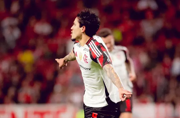 Pedro brilha e marca duas vezes para o Flamengo (Foto: Adriano Fontes/Flamengo)