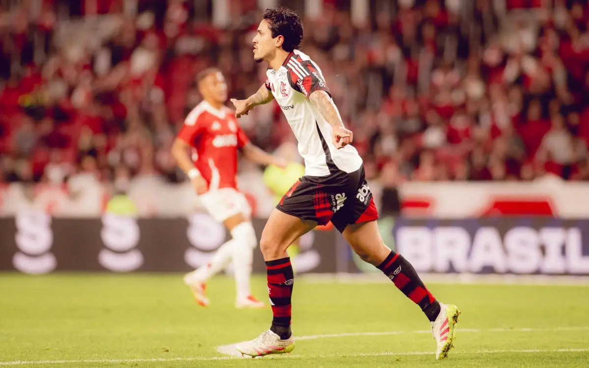 Pedro celebra gol marcado pelo Flamengo sobre o Internacional