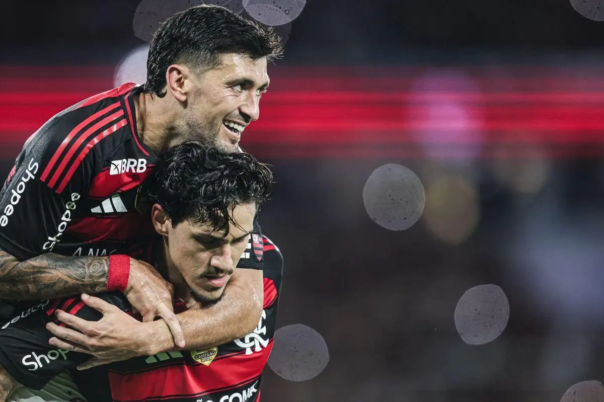Pedro e Arrascaeta em Flamengo x Vitória, pelo Brasileirão