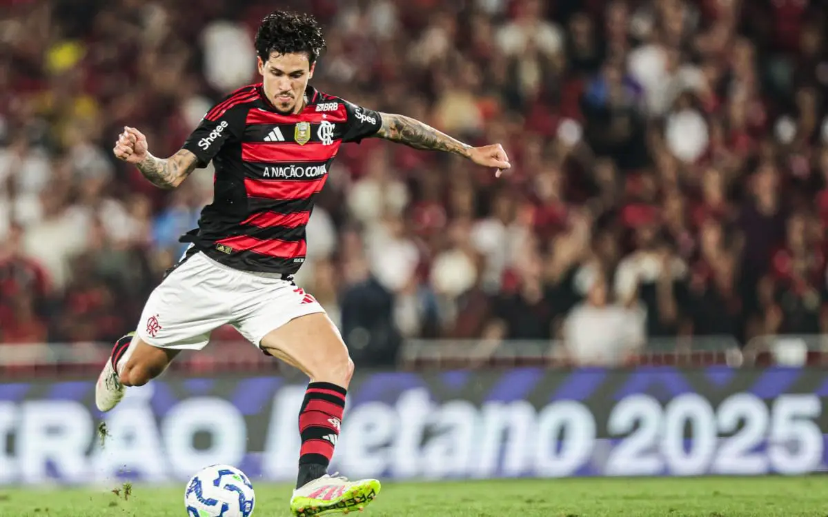 Pedro em ação pelo Flamengo diante do Vitória, no Maracanã
