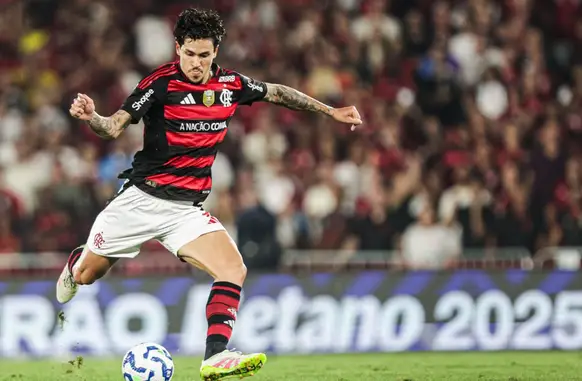Pedro em ação pelo Flamengo diante do Vitória, no Maracanã (Foto: Gilvan de Souza / Flamengo)