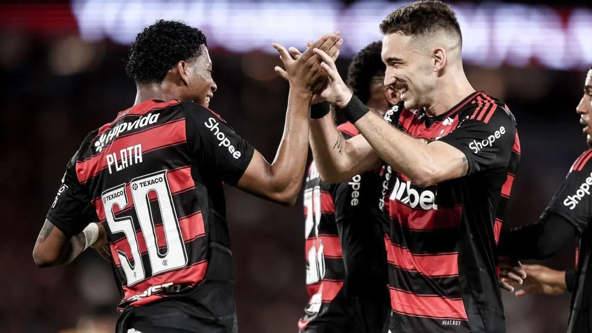 Plata e Léo Ortiz comemoram o segundo gol do Flamengo