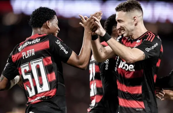 Plata e Léo Ortiz comemoram o segundo gol do Flamengo (Foto: Gilvan de Souza/Flamengo)