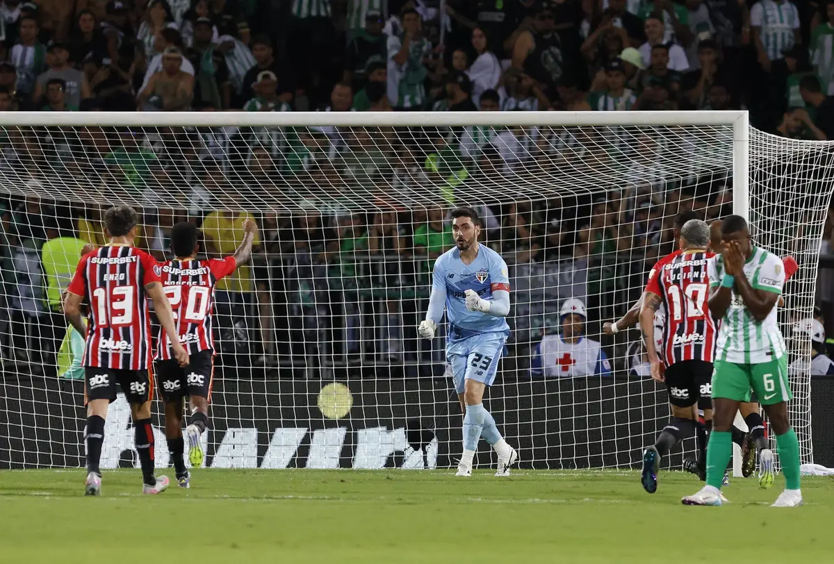 Rafael comemora pênalti defendido contra Atlético Nacional