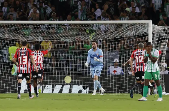 Rafael comemora pênalti defendido contra Atlético Nacional (Foto: Rubens Chiri / São Paulo)