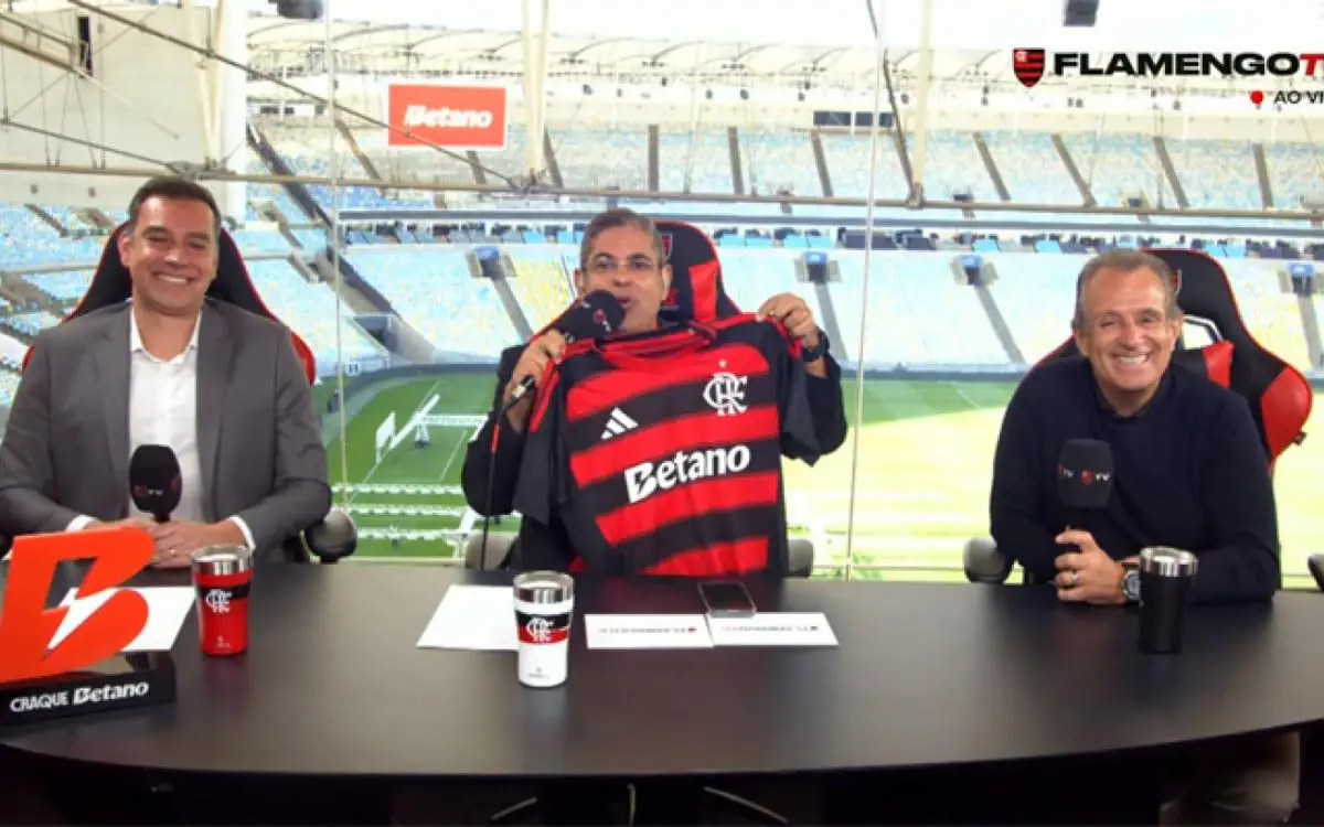 Representante da Betano, Guilherme Figueiredo, e o presidente do Flamengo, Luiz Eduardo Baptista