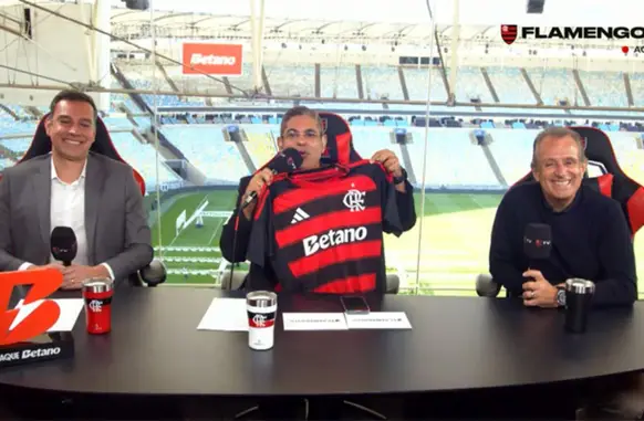 Representante da Betano, Guilherme Figueiredo, e o presidente do Flamengo, Luiz Eduardo Baptista (Foto: Reprodução / Flamengo TV)