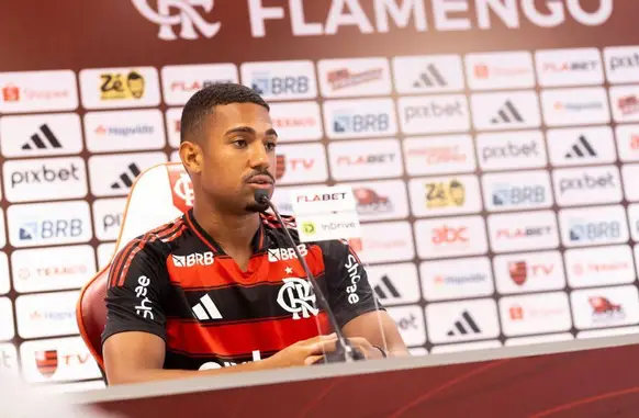 Samuel Lino durante sua apresentação como reforço do Flamengo (Foto: Adriano Fontes/Flamengo)