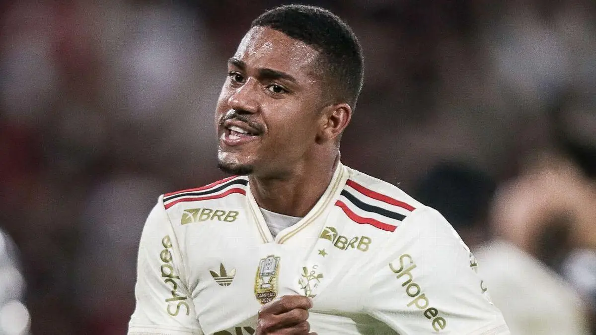 Samuel Lino em ação pelo Flamengo contra o Atlético-MG na Copa do Brasil