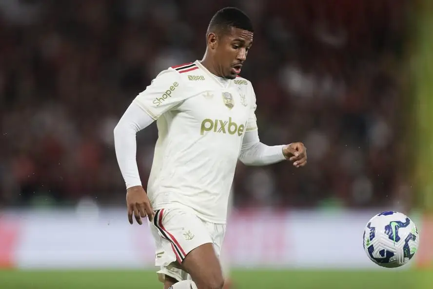 Samuel Lino em sua estreia pelo Flamengo