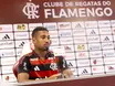 Samuel Lino celebra acerto com Flamengo em apresentação no Ninho do Urubu
