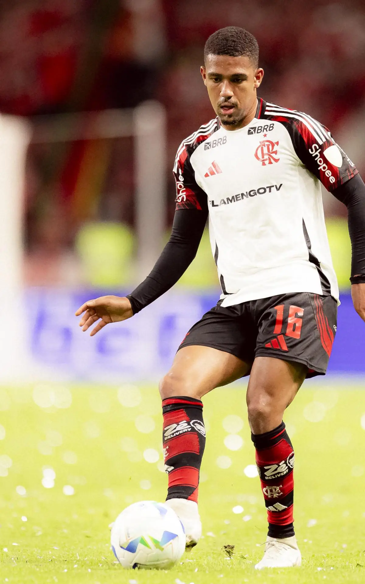 Samuel Lino foi titular do Flamengo pelo quarto jogo seguido