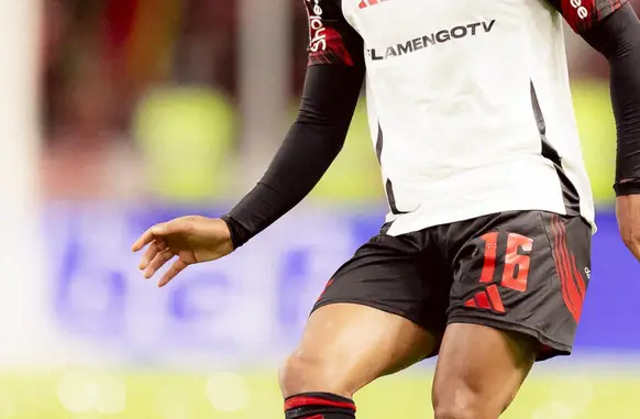Samuel Lino foi titular do Flamengo pelo quarto jogo seguido (Foto: Adriano Fontes / Flamengo)