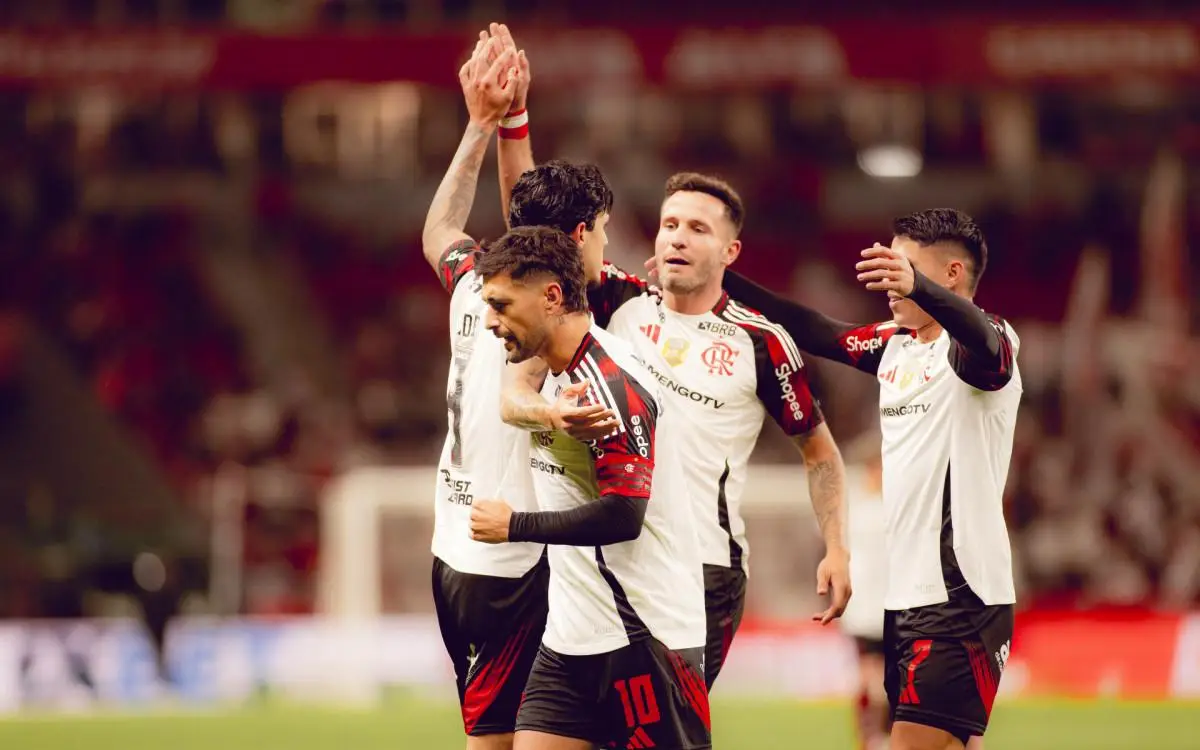 Saúl celebra gol marcado por Pedro pelo Flamengo