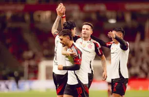 Saúl celebra gol marcado por Pedro pelo Flamengo (Foto: Adriano Fontes / Flamengo)