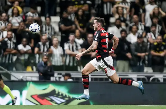 Saúl foi um dos reforços do Flamengo na janela de transferências do meio do ano (Foto: Gilvan de Souza/Flamengo)