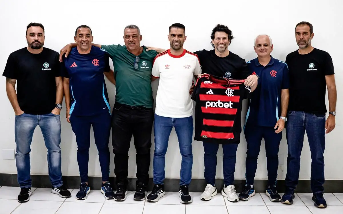 Thiago Gosling (de camisa branca) e a diretoria do Inter de Minas se reuniram com profissionais do Flamengo