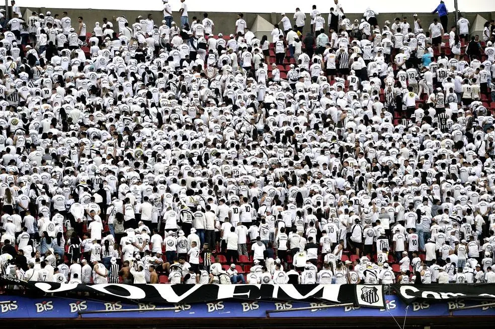 Torcida do Santos protesta durante a goleada sofrida em casa por 6 a 0 para o Vasco