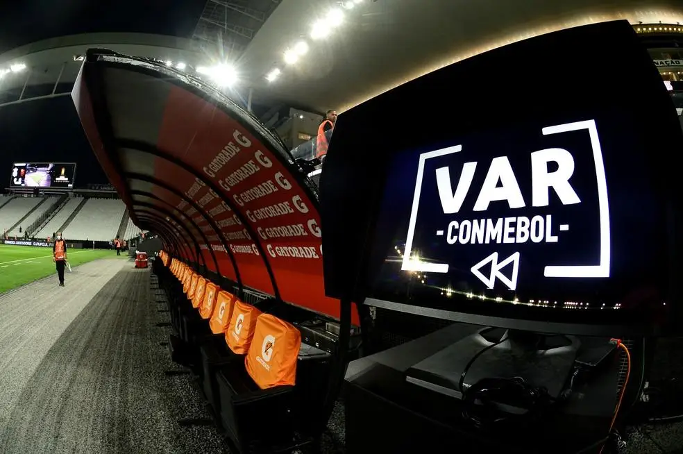 VAR terá anúncio do árbitro a partir das quartas de final da Libertadores e da Sul-Americana