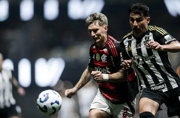 Varela em Atlético-MG x Flamengo (Foto: Gilvan de Souza/CRF)