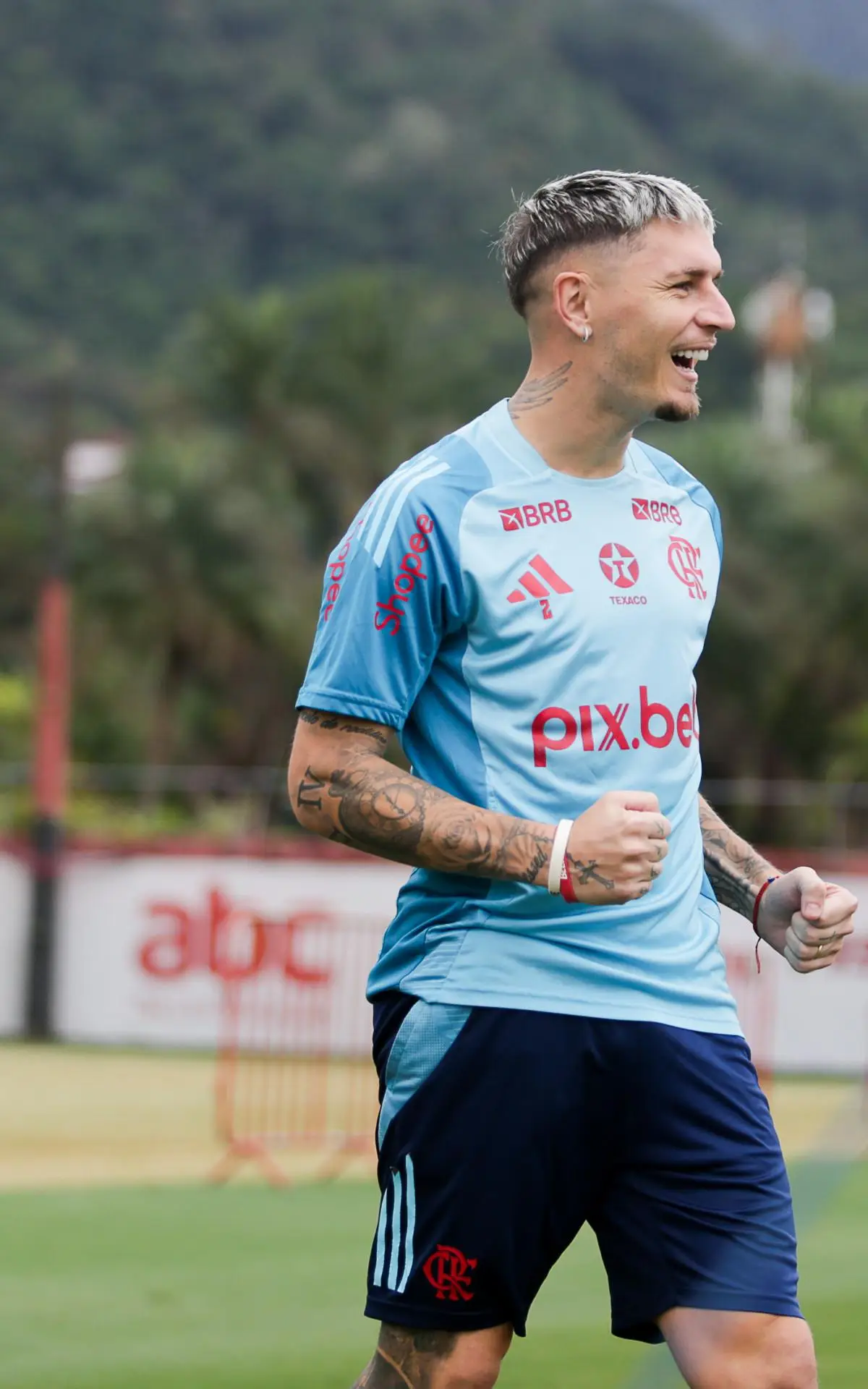 Varela em treino do Flamengo